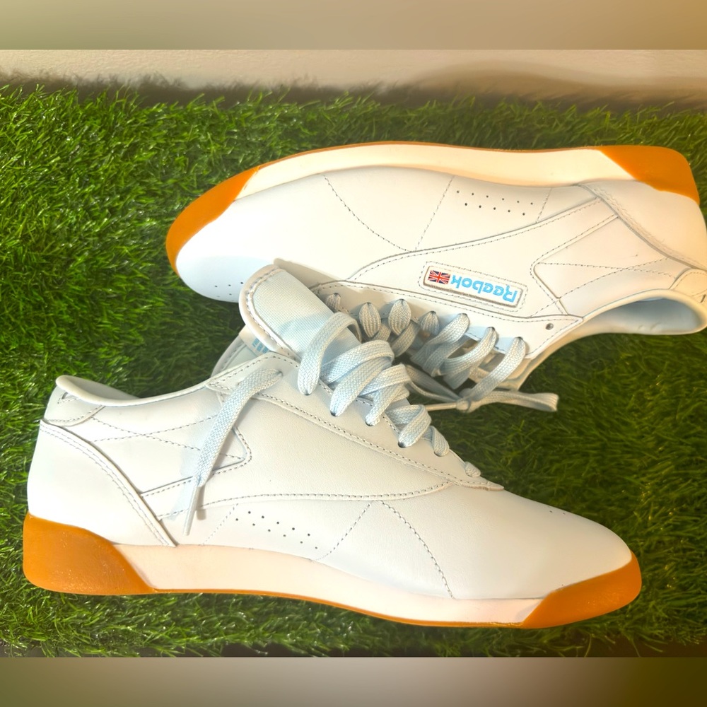 Size 9 NWT REEBOK SNEAKER Ice Blue and Bubblegum Sole